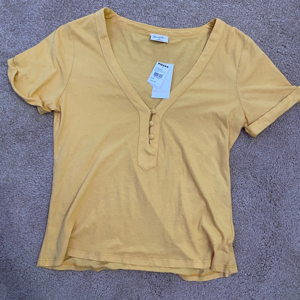 Tillys t shirt